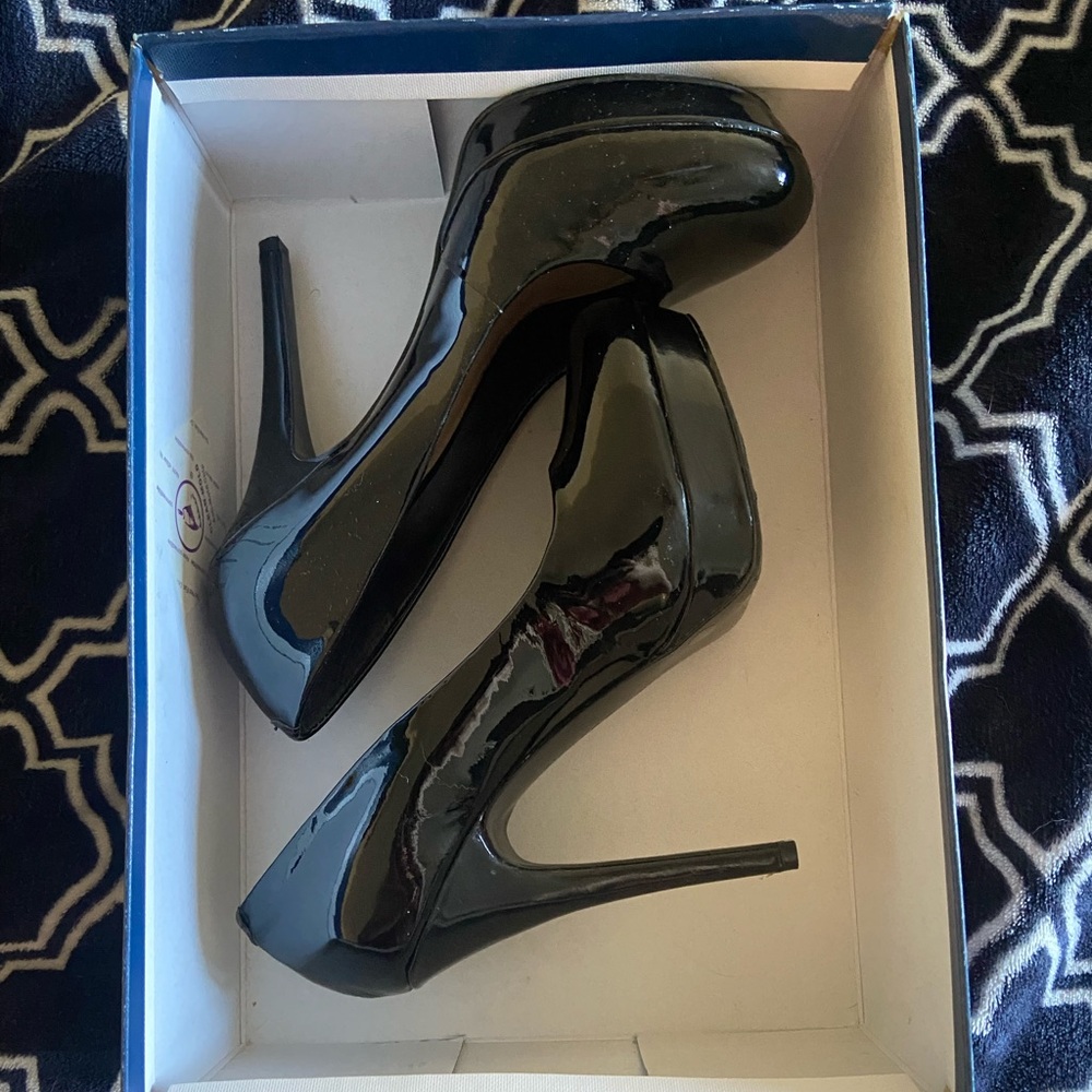 Arturo Chiang black pumps